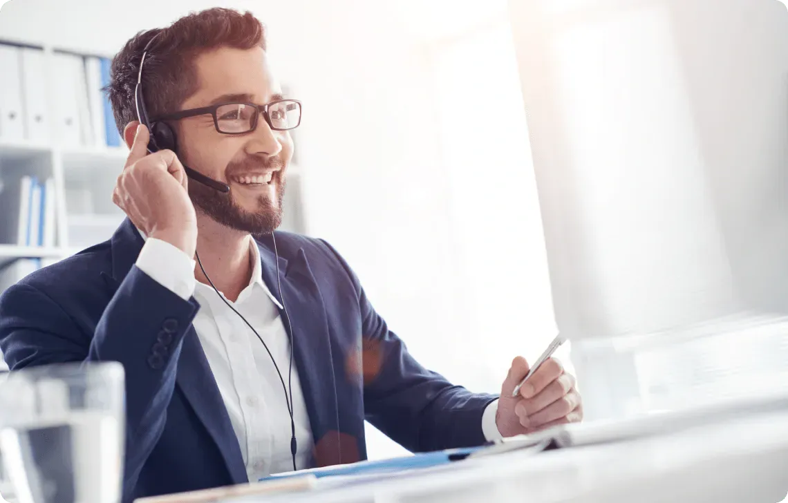 A trader using Smartphone to contact FortuneFXHub